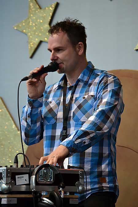 DJ Frank Morris live hinter dem Arbeitsdeck