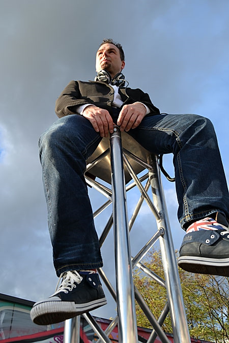 DJ Frank Morris sitzt oben auf Traverse