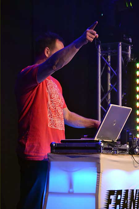 DJ Frank Morris live hinter dem Arbeitsdeck